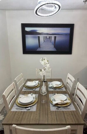 Dining - Luxe 3BR/2BA Condo. Near Mall, Airport & Hospitals (McAllen)