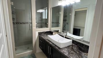 Douche, sĂšche-cheveux, serviettes fournies, savon