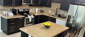 Luxe 3BR/2BA Condo. Near Airport & Mall