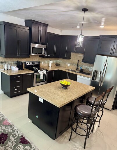 Luxe 3BR/2BA Condo. Near Airport & Mall