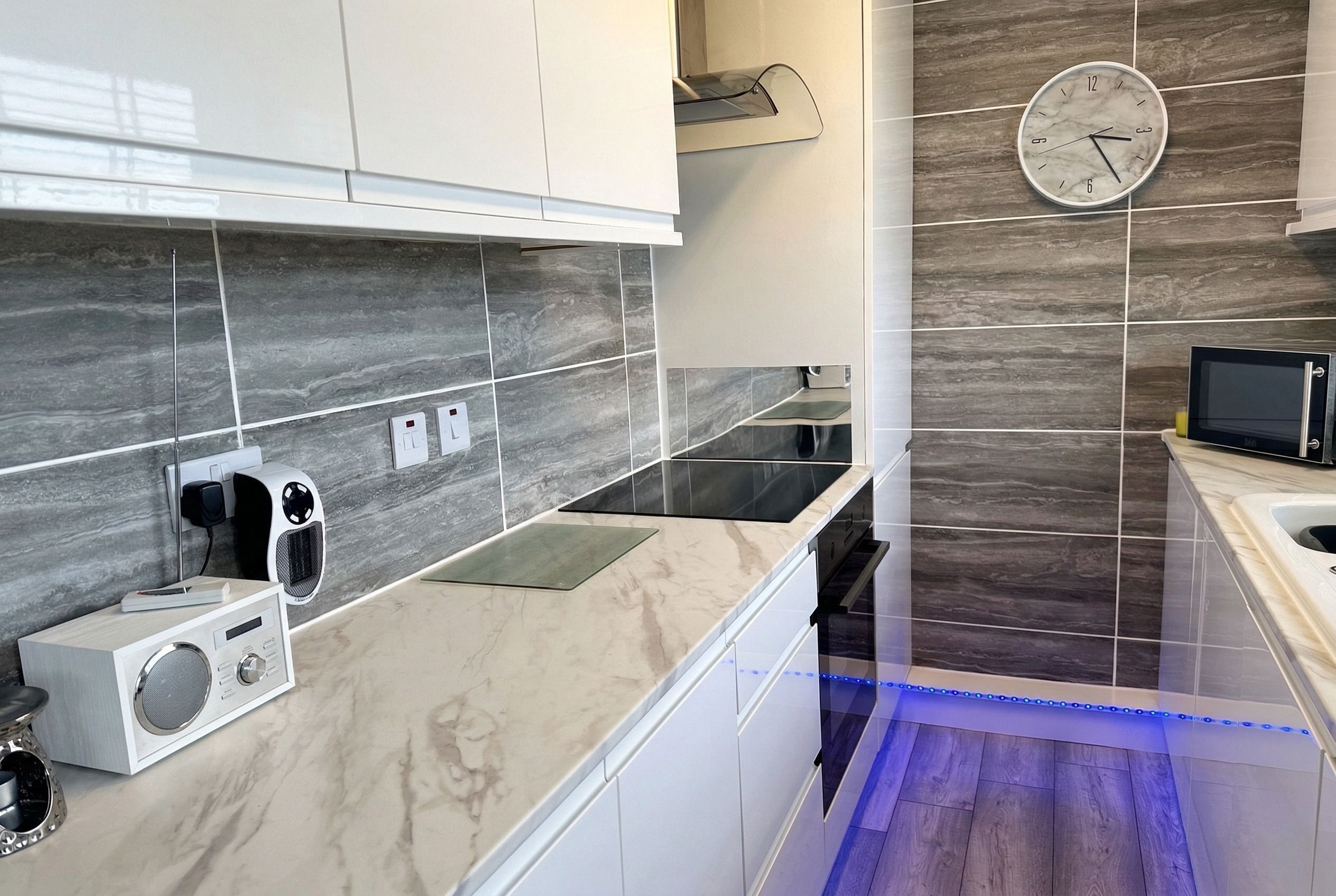 Réfrigérateur, micro-ondes, four, grille-pain