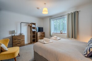 2 habitaciones, tabla de planchar con plancha y cuna de viaje