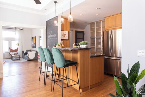 Elegant Brownstone Bathurst/King streets