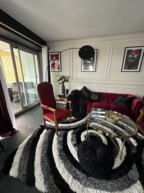 Smart-TV, Bücher, Musikbibliothek, Videothek