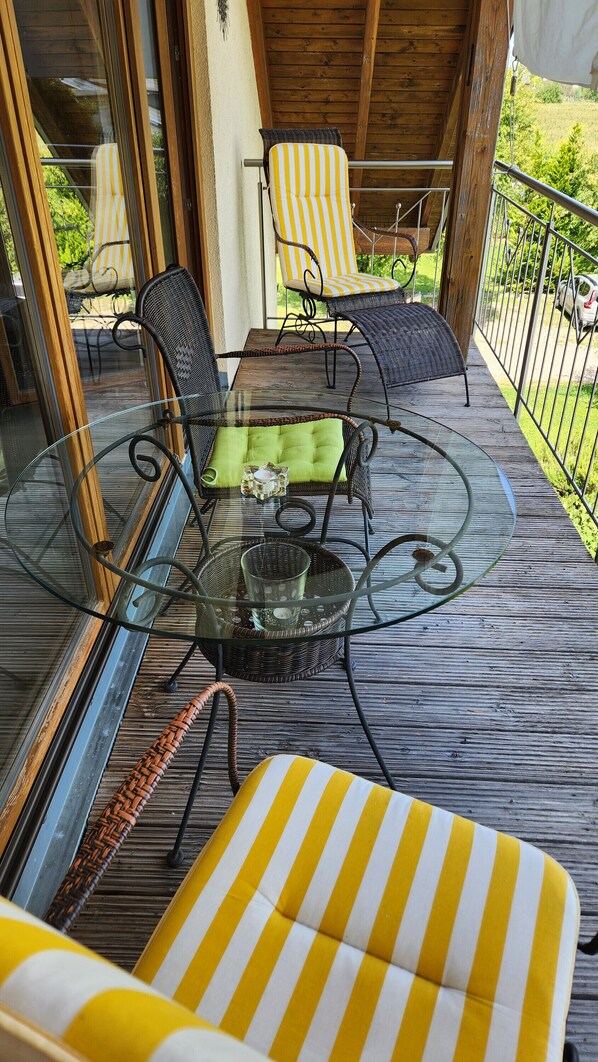 Terrace/patio - Apartment 'Panoramablick' with Shared Garden and Wi-Fi (Endingen am Kaiserstuhl)