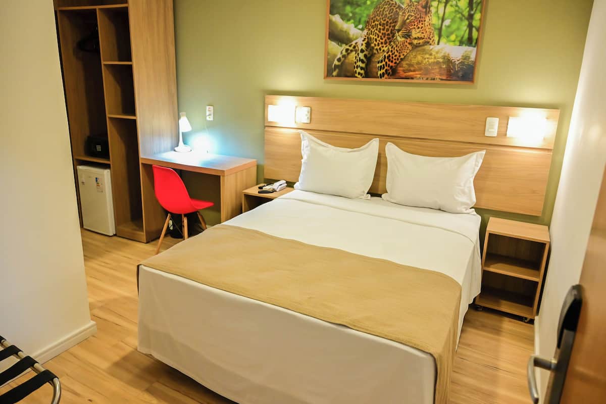 Minibar, caja de seguridad en la habitación, wifi gratis y ropa de cama