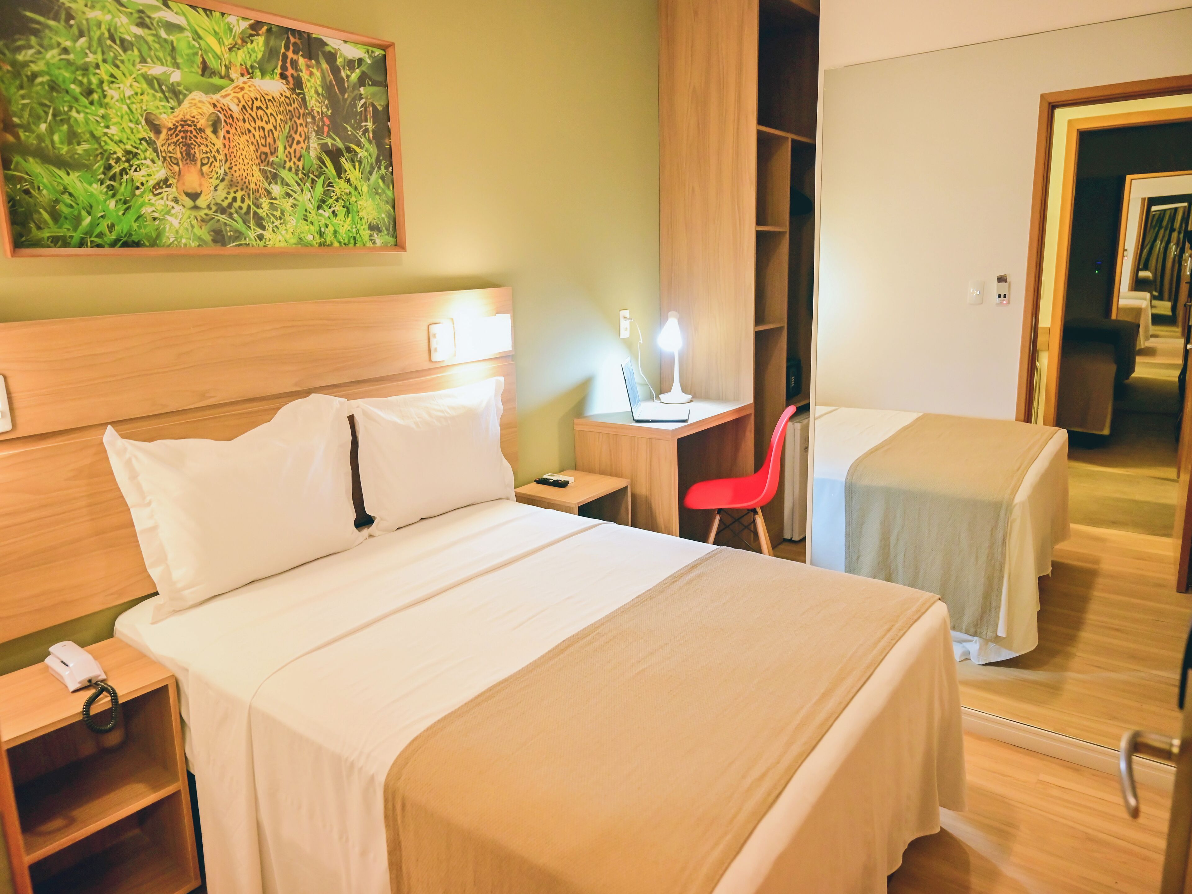 Minibar, coffres-forts dans les chambres, Wi-Fi gratuit, draps fournis