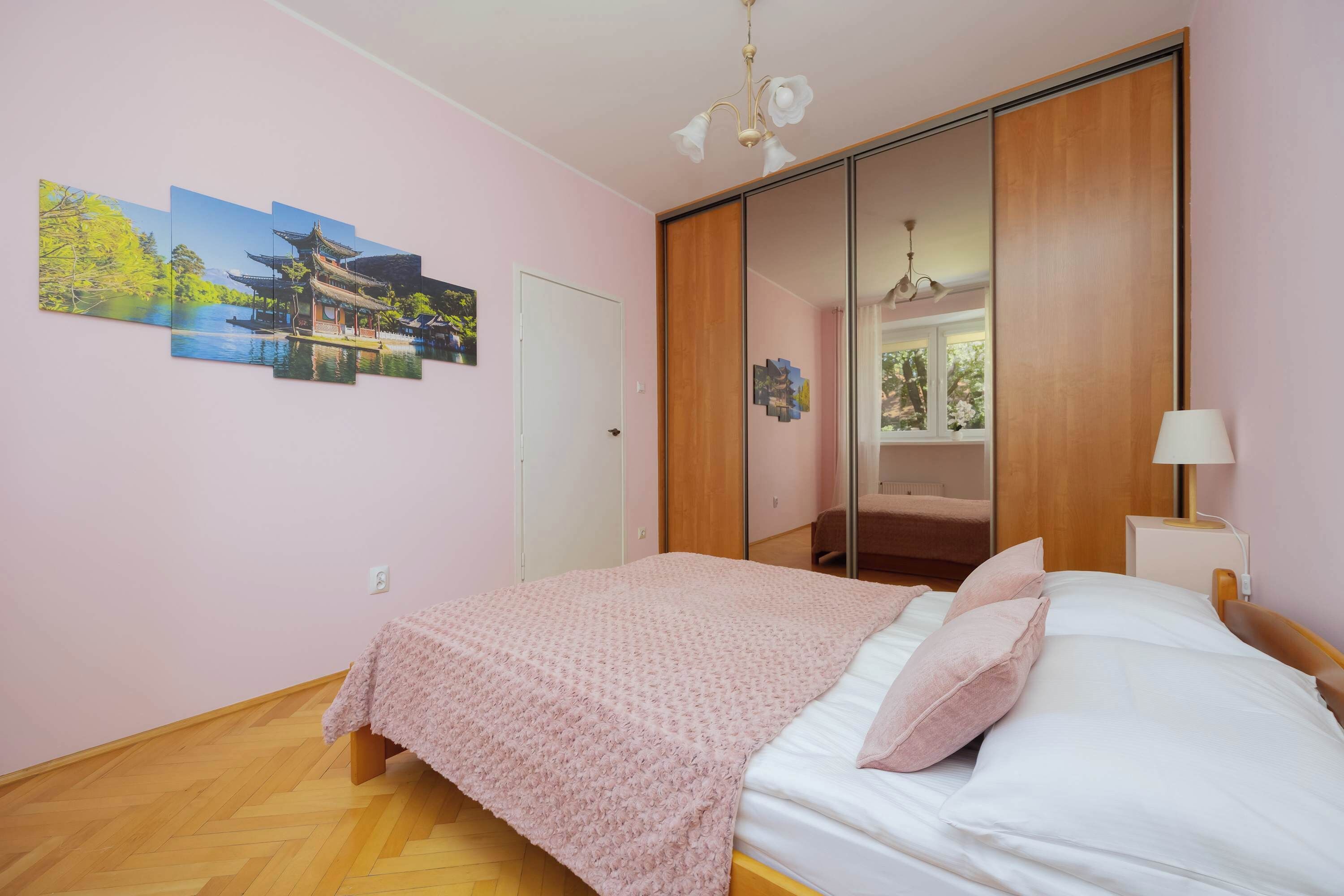 1 dormitori, planxa i posts de planxar, wifi i roba de llit 