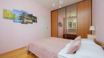 1 dormitori, planxa i posts de planxar, wifi i roba de llit