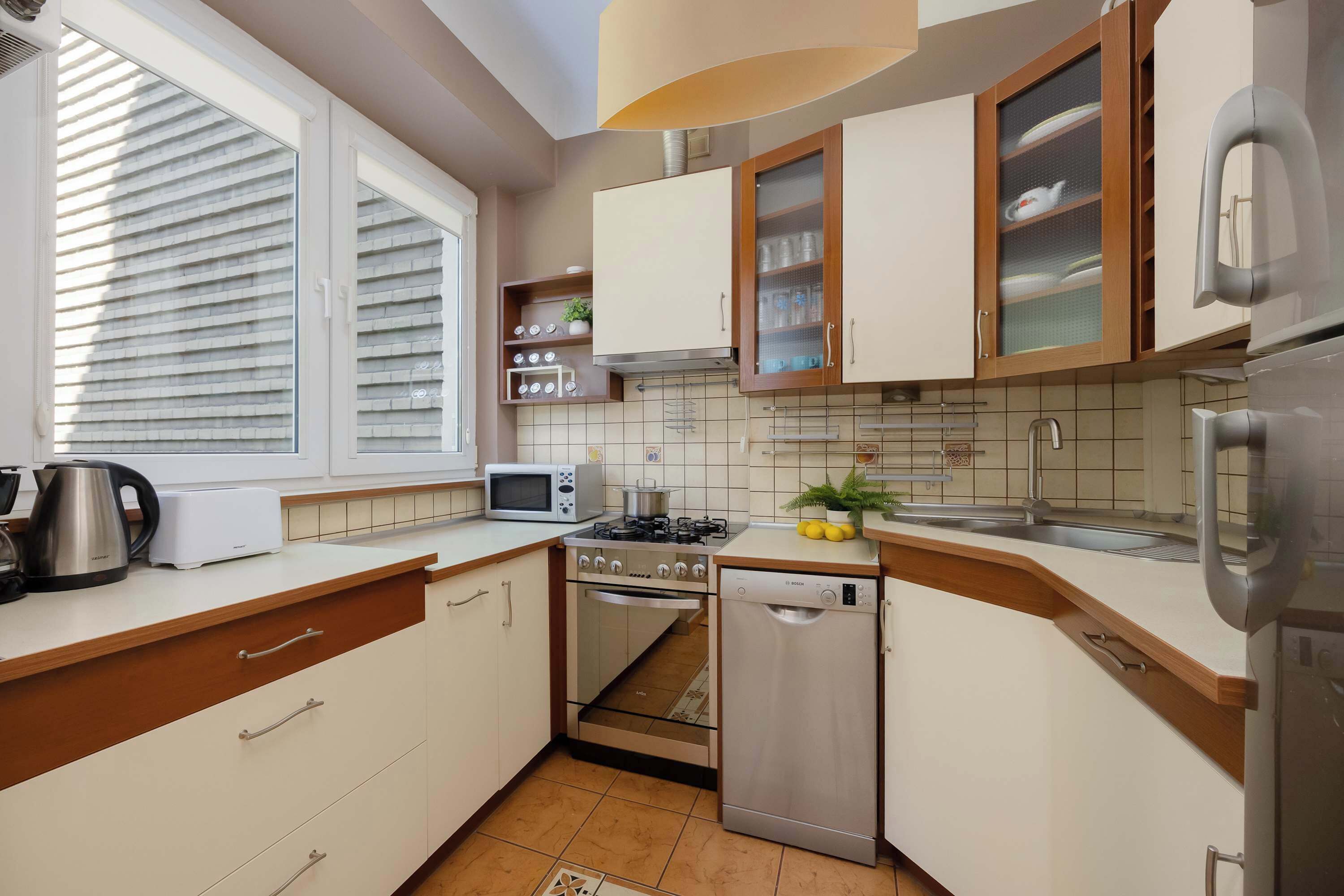 Kühlschrank, Mikrowelle, Ofen, Herdplatte