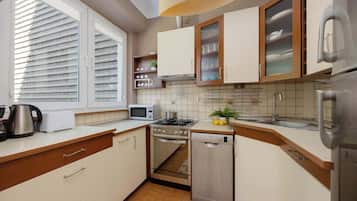 Een koelkast, een magnetron, een oven, een kookplaat