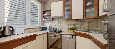 Kühlschrank, Mikrowelle, Ofen, Herdplatte