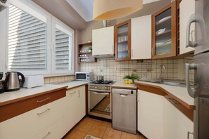 Kühlschrank, Mikrowelle, Ofen, Herdplatte