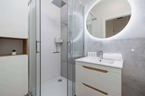 Shower, hair dryer, towels, shampoo