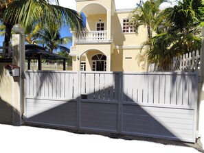 Property grounds - Eholidays villa. Beautiful private villa ideal for families with children. (Grand Baie)