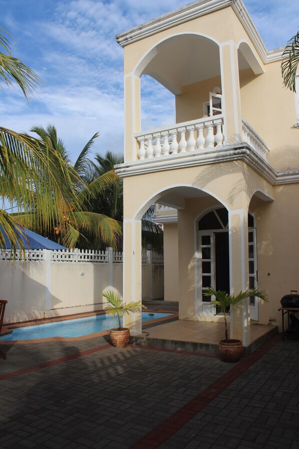 Pool - Eholidays villa. Beautiful private villa ideal for families with children. (Grand Baie)