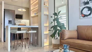 Una Smart TV, libros, un reproductor estéreo