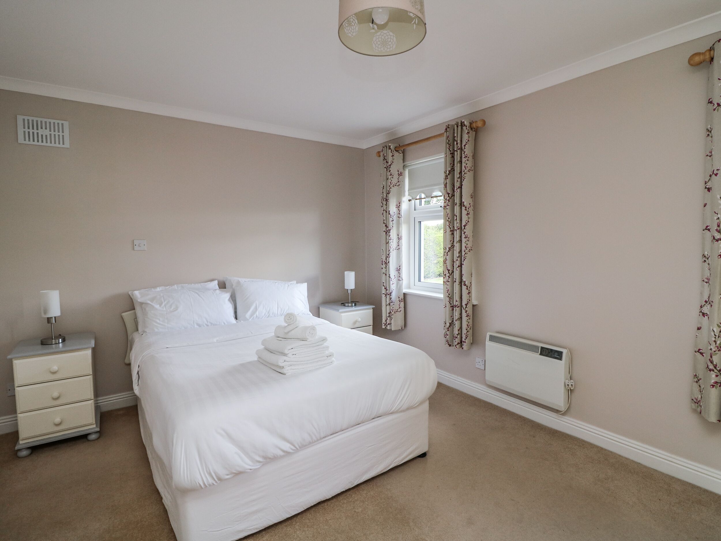 2 عدّة غرف نوم وبديكورات فريدة لكل غرفة وطراز فريد لكل وحدة