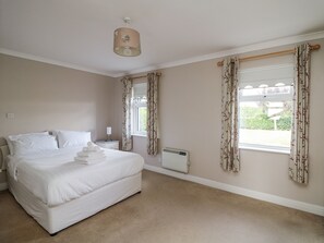 2 dormitoris, decoració individual i mobiliari individual 