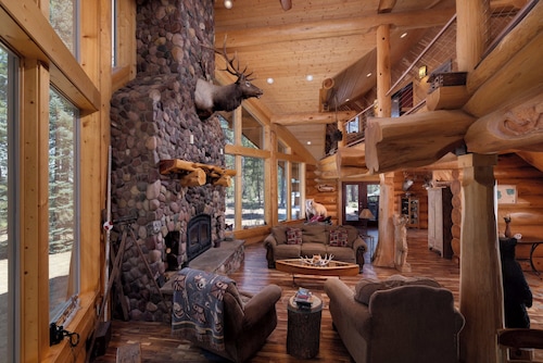 Riverfront Log Cabin with Firepit in La Pine