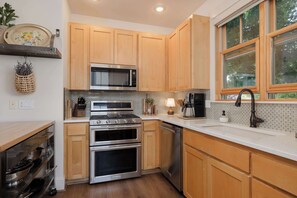 Fridge, microwave, oven, stovetop - Sisters Cottage with Pool Near Downtown (Sisters)