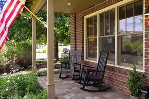 Terrace/patio - Sisters Cottage with Pool Near Downtown (Sisters)