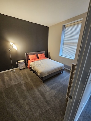 2 habitaciones, tabla de planchar con plancha, wifi y ropa de cama