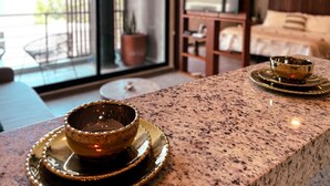 Eine Küche mit Granit Arbeitsplatten, einem Esstisch und Blick durch eine Glastür.