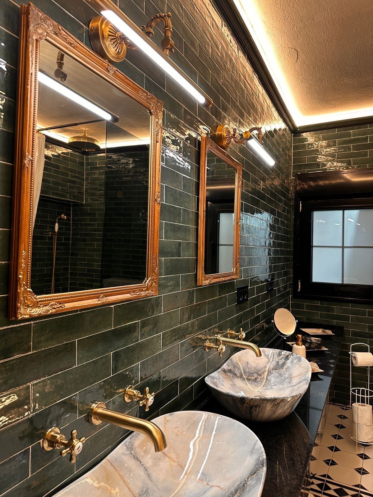 Sèche-cheveux, serviettes fournies, savon, papier toilette