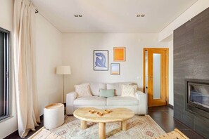 Smart TV, fireplace