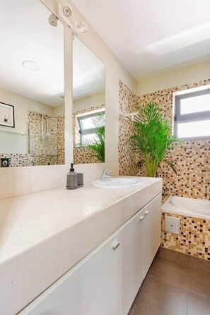 Dusche, Haartrockner, Bidet, Toilettenpapier