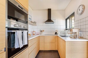 Refrigerador, microondas, horno, placa de cocina