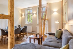 TV, ping pong - Apartment '1' with Private Terrace, Shared Garden and Wi-Fi (Groß Pankow)