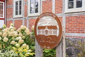 Exterior detail - Apartment '1' with Private Terrace, Shared Garden and Wi-Fi (Groß Pankow)