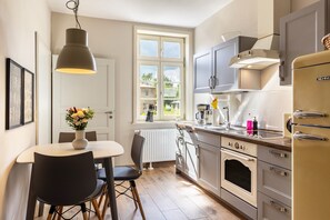 Fridge, microwave, oven, stovetop - Apartment '1' with Private Terrace, Shared Garden and Wi-Fi (Groß Pankow)