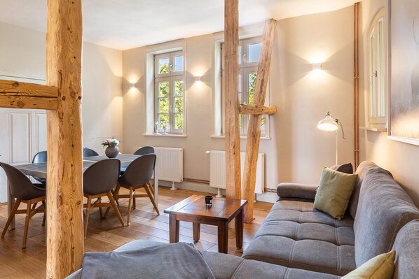 TV, table tennis - Apartment '1' with Private Terrace, Shared Garden and Wi-Fi (Groß Pankow)