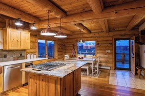 Réfrigérateur, four à micro-ondes, surface de cuisson, lave-vaisselle