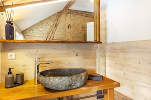 Ducha, secador de pelo y toallas