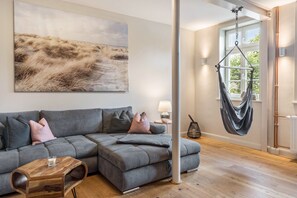 TV, table tennis - Apartment '3 Prignitz' with Private Terrace, Shared Garden and Wi-Fi (Groß Pankow)