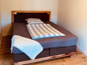 WiFi, bed sheets