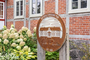 A circular sign with a building illustration, the text 'Entschelung Pur' and 'Hof Rosenthal' with the establishment year '1885'. - Apartment '3 Prignitz' with Private Terrace, Shared Garden and Wi-Fi (Groß Pankow)