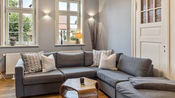 Fernseher, Videospiele, Tischtennisplatte