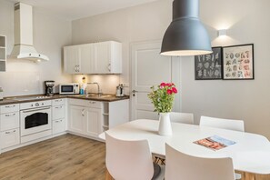 Fridge, microwave, oven, stovetop - Apartment '4 Putlitz' with Private Terrace, Shared Garden and Wi-Fi (Groß Pankow)
