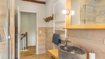 Dusche, Haartrockner, Handtücher