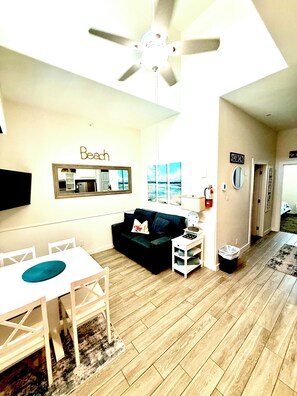 Interior - Resort poolside condo, walk to beach! Fishing, splashpad, & pickle ball! Pets ok (Corpus Christi)