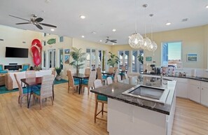 Dining - Resort poolside condo, walk to beach! Fishing, splashpad, & pickle ball! Pets ok (Corpus Christi)