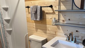 Shower, hair dryer, towels, soap - Chief Lone Walker #6 (East Glacier Park)