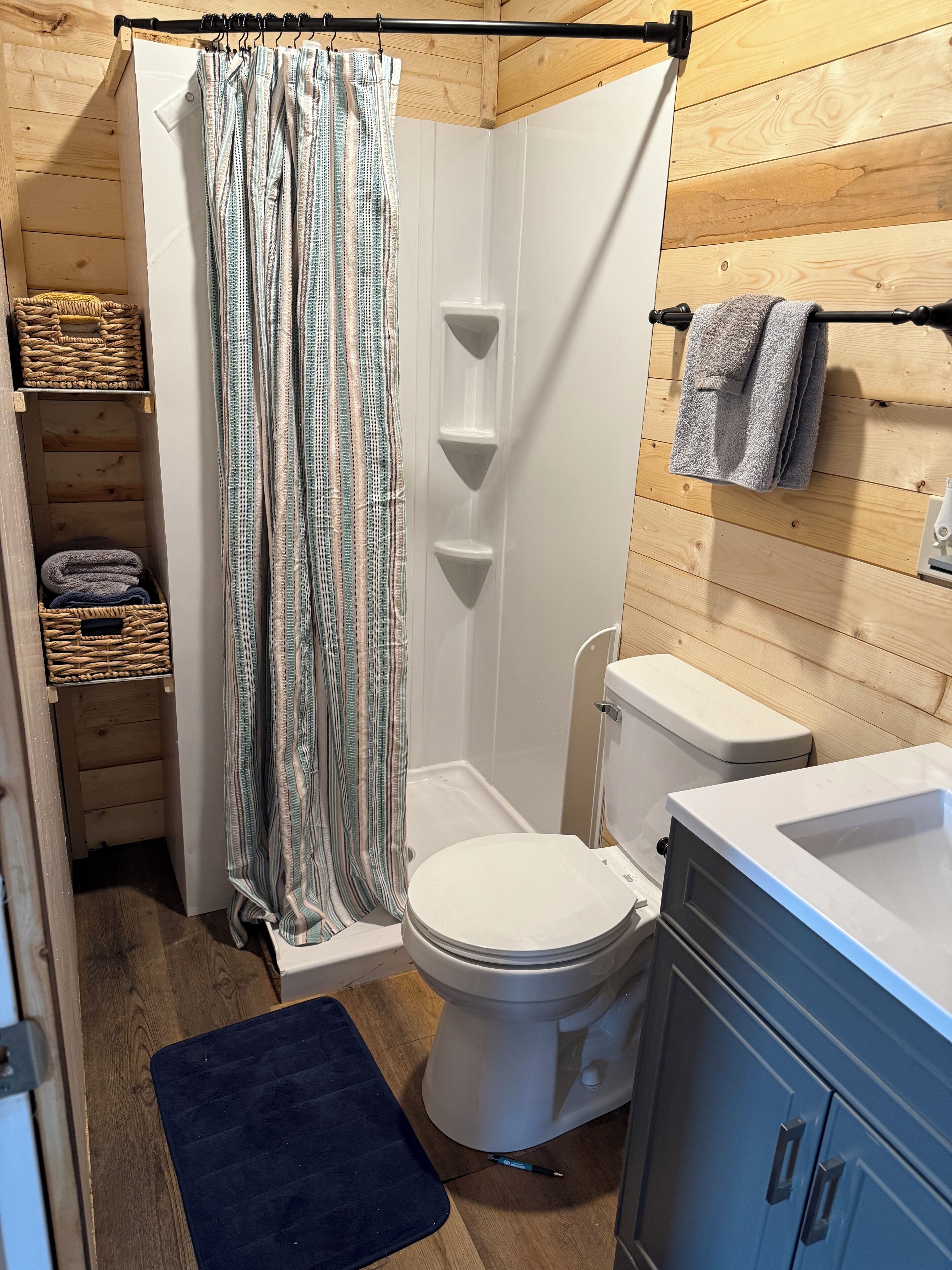 Ducha, secador de pelo, toallas y jabón