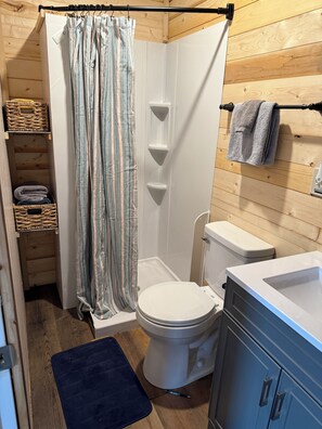 Douche, sèche-cheveux, serviettes fournies, savon