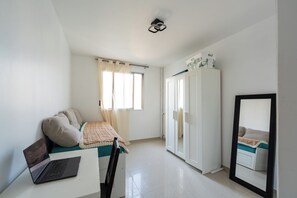 2 chambres, fer et planche à repasser, Wi-Fi, draps fournis